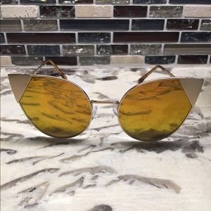 Trendy cat we sunglasses